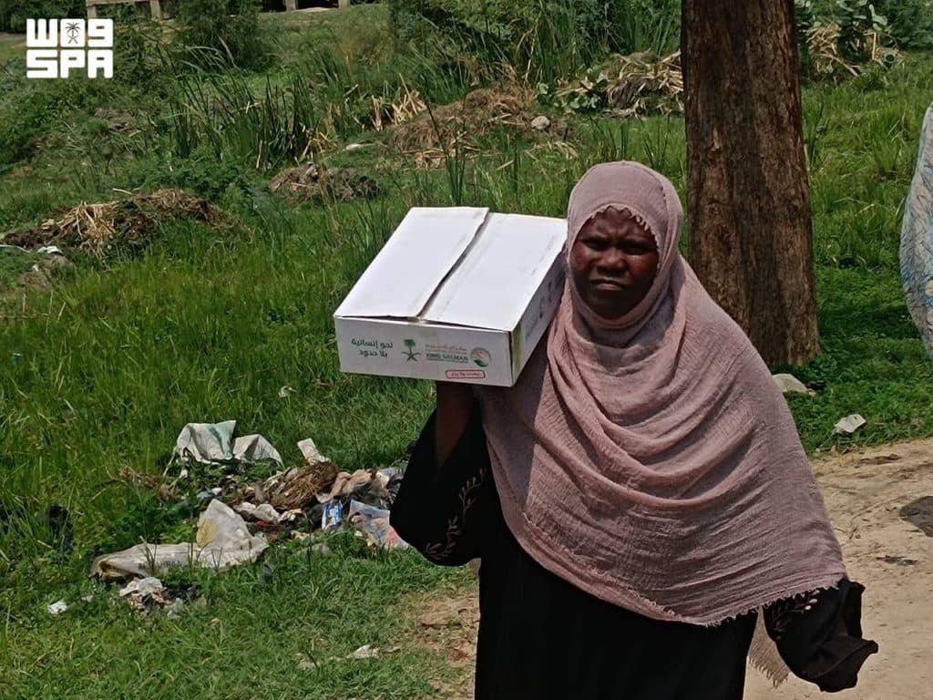 “اغاثي الملك سلمان” يوزع (800) كرتون تمر في السودان