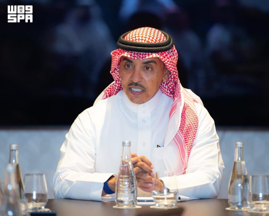 وزير الإعلام يلتقي الوفد الإعلامي المرافق لزيارة ولي العهد لفرنسا