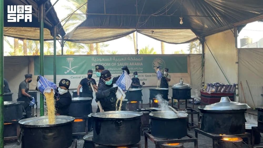 مركز الملك سلمان للإغاثة يواصل توزيع الوجبات الغذائية الساخنة في قطاع غزة