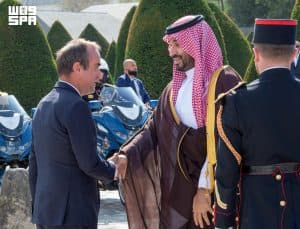 وسط مراسم استقبال رسمية.. ولي العهد يصل إلى قصر الإنفاليد في العاصمة الفرنسية باريس