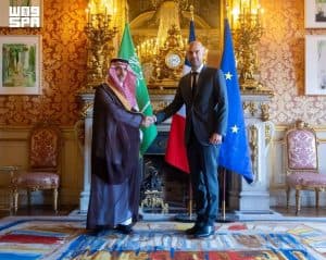 وزير الخارجية يلتقي نظيره الفرنسي ويستعرضان العلاقات بين البلدين الصديقين
