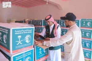 مركز الملك سلمان للإغاثة يوزع (1,440) سلة غذائية بمحافظة المهرة