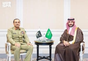 وزير الدفاع يلتقي قائد قوات الدفاع قائد الجيش الباكستاني