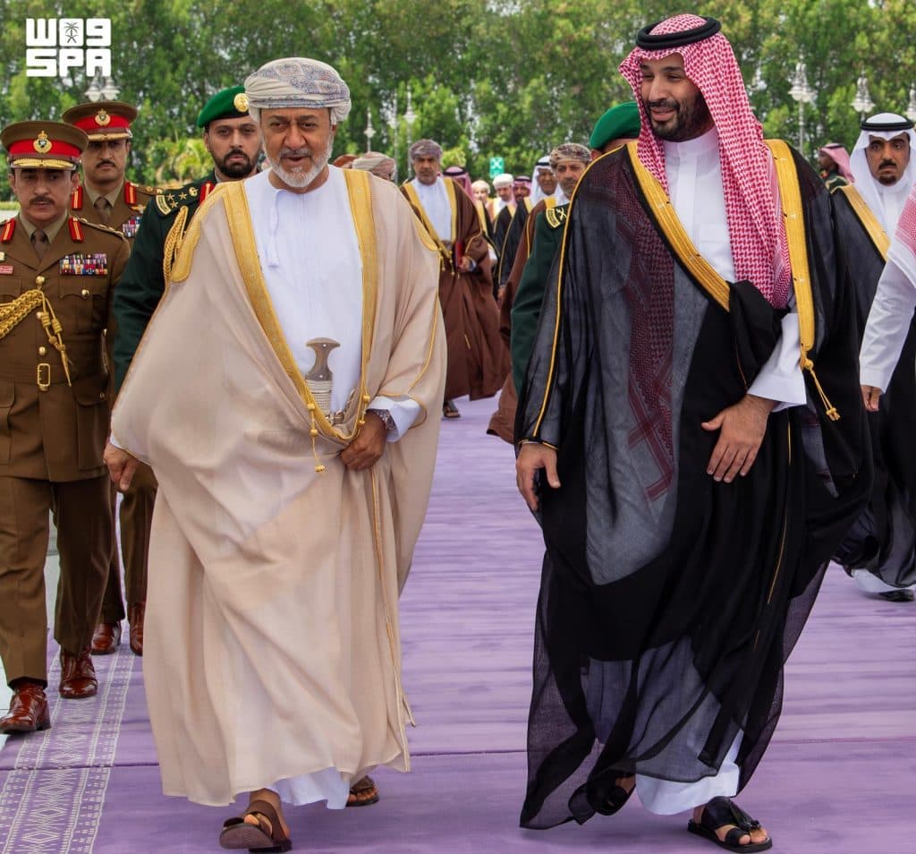 سمو ولي العهد في مقدمة مستقبليه.. سلطان عُمان يصل إلى جدة