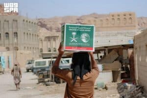 مركز الملك سلمان للإغاثة يوزّع 600 سلة غذائية بمحافظة شبوة
