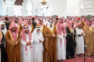 نائب أمير الرياض يؤدي صلاة الميت على الشيخ سعد آل فريان