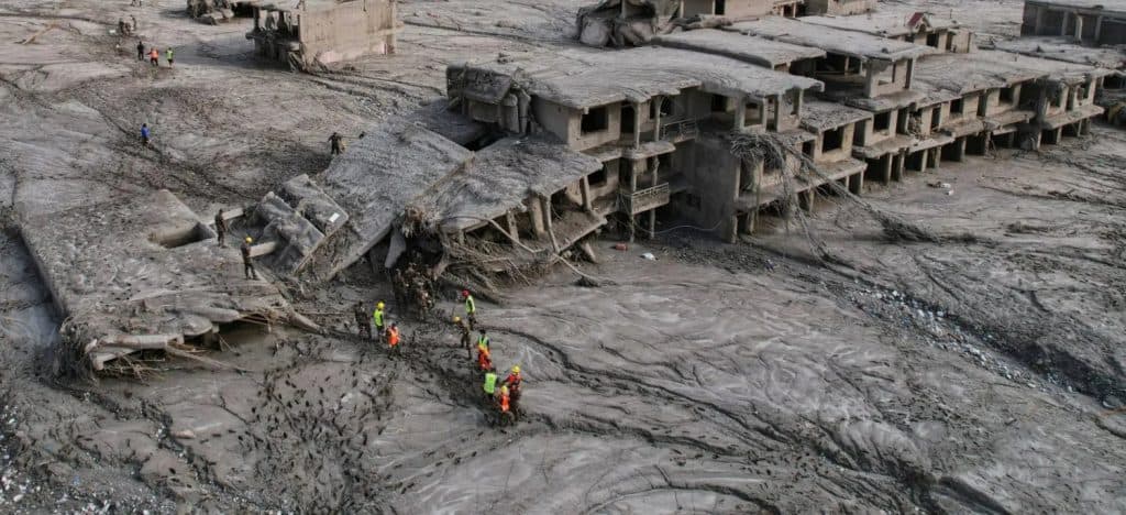 نيبال والصين تسجلان 1375 قتيلًا و5429 مفقودًا في كارثة الفيضانات والانهيارات الأرضية