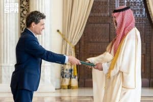 السفير الشمري يُقدّم أوراق اعتماده لرئيس رومانيا