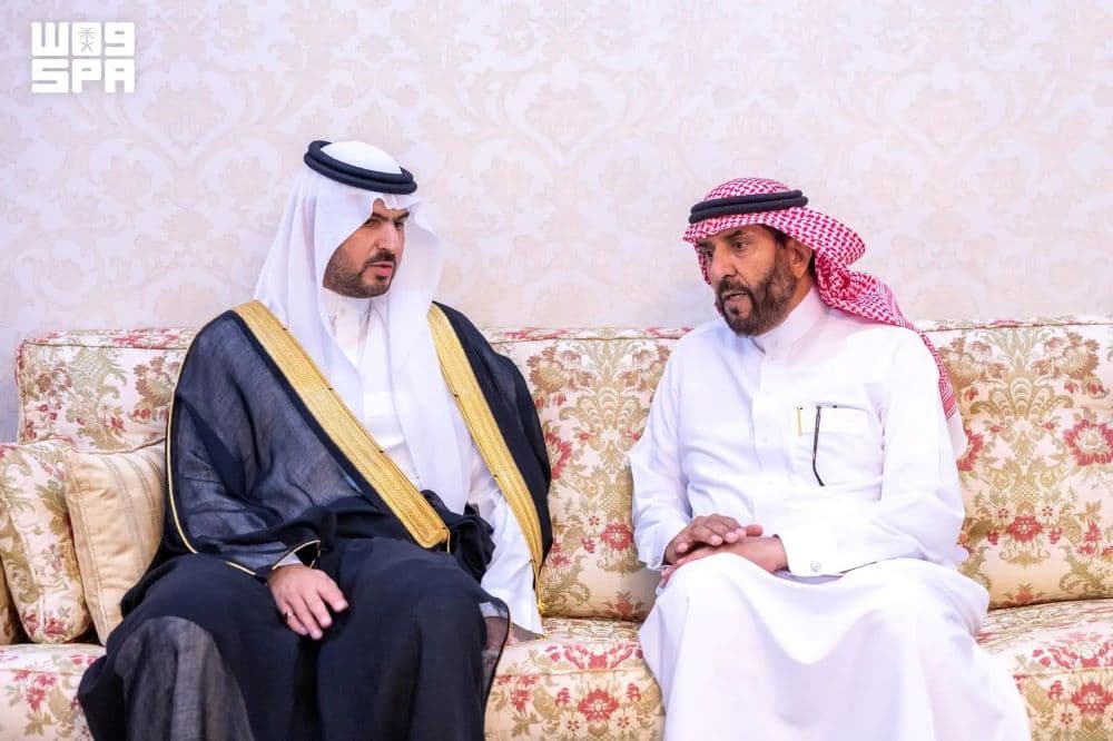 نائب أمير المنطقة الشرقية يقدم التعازي لأسرة العلي