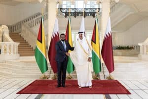 أمير قطر يعقد جلسة مباحثات مع رئيس غويانا التعاونية