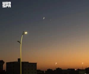 اقتران هلال القمر المتزايد مع كوكب الزهرة في سماء المملكة