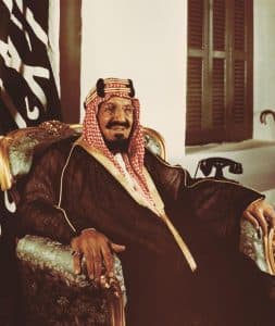 جوانب مضيئة من حياة الملك عبدالعزيز: ربط العلم بالعمل وتشجيع الطلاب وتلمُّس أحوال الناس ومساعدة المحتاجين