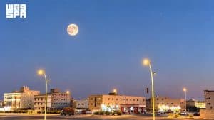 في مشهد فلكي بديع.. “القمر بدرًا” يُزيّن سماء المملكة