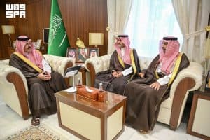 دشّن حملة “دربك وردي”.. أمير حائل يستقبل رئيس تجمع المنطقة الصحي