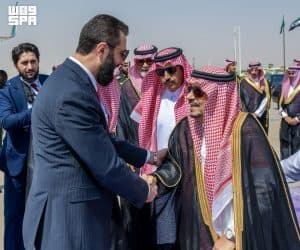 في مقدمة مستقبليه أمير المنطقة.. الرئيس السوري يصل إلى الرياض