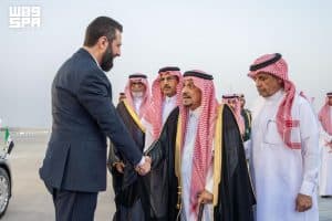 الرئيس السوري يغادر الرياض وفي مقدمة مودعيه أمير المنطقة