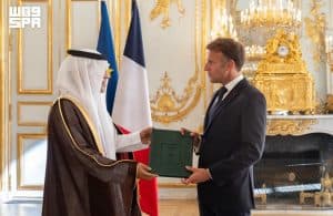 السفير المجفل يقدم أوراق اعتماده لرئيس فرنسا