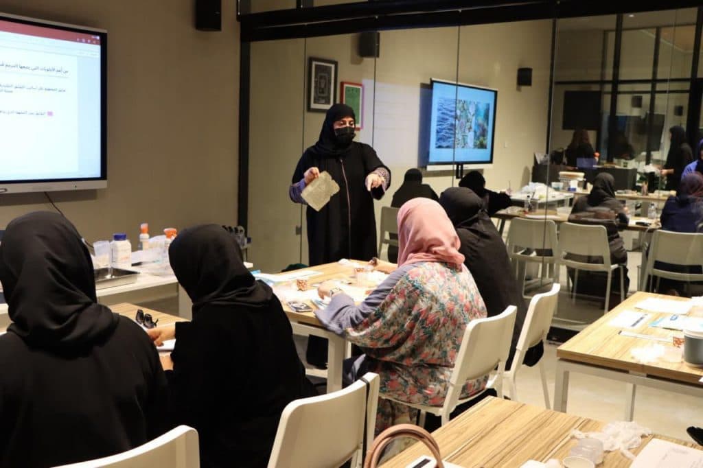 مركز الترميم بمكتبة الملك عبدالعزيز يحصل على شهادتي الآيزو بالجودة والصحة المهنية