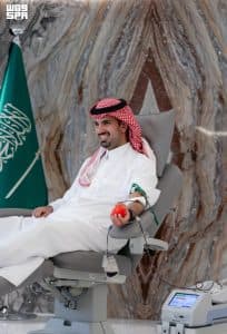 أمين منطقة الرياض يتبرع بالدم تفاعلًا مع مبادرة سمو ولي العهد بإطلاق الحملة الوطنية السنوية للتبرع بالدم