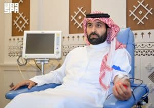 استلهامًا بمبادرة سمو ولي العهد.. أمير منطقة جازان يُشارك في الحملة الوطنية للتبرع بالدم