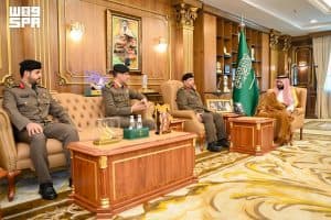 أكد أهمية تعزيز السلامة المرورية لخدمة المواطنين والمقيمين.. أمير جازان يستقبل مديرَي المرور السابق والمعيّن حديثًا بالمنطقة
