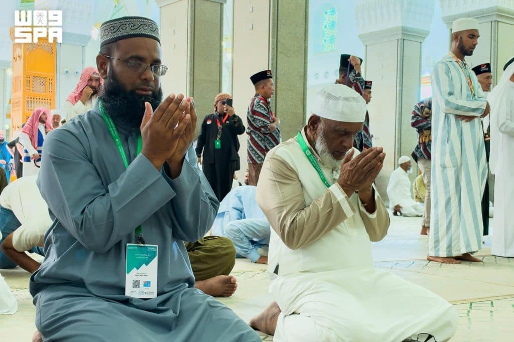 ضيوف برنامج خادم الحرمين للعمرة يزورون جبل أحد ومقبرة الشهداء ومسجد قباء بالمدينة المنورة