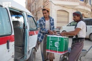 مركز الملك سلمان للإغاثة يوزّع 580 سلة غذائية في مأرب