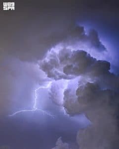 البرق يعانق الغيوم في سماء الباحة