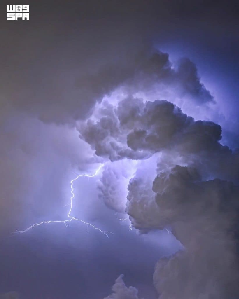 البرق يعانق الغيوم في سماء الباحة