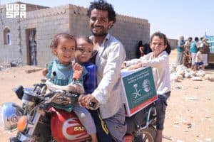 مركز الملك سلمان للإغاثة يواصل توزيع المساعدات الإنسانية على الأسر النازحة في حضرموت