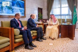 بمناسبة تعيينه حديثًا.. أمير الرياض يستقبل سفير مصر لدى المملكة