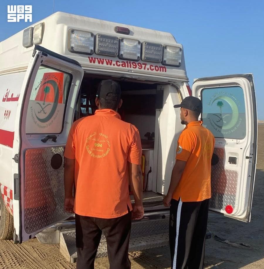 فرق البحث والإنقاذ بحرس الحدود في محافظة ينبع تُنقذ مواطنًا من الغرق