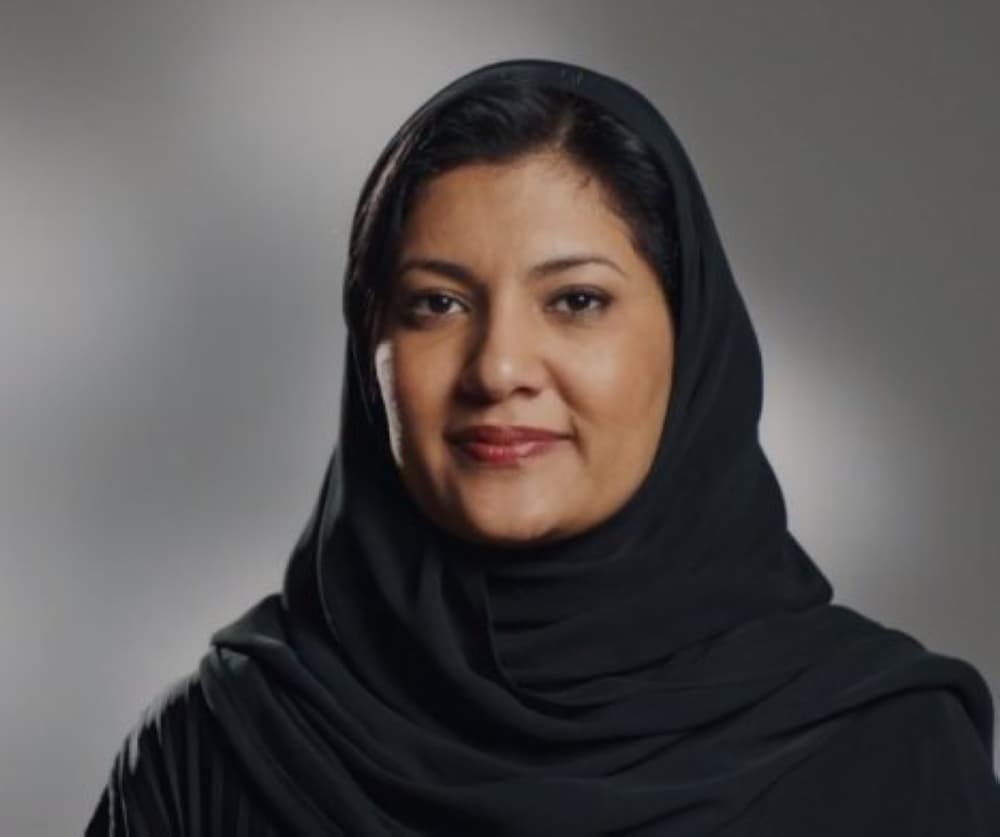 ريما بنت بندر تزور قاعدة بنساكولا وتتعهد بمتابعة التحقيق