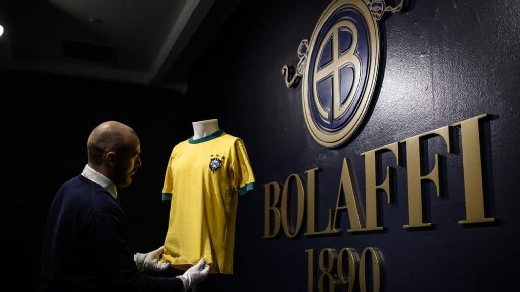 بيع قميص لبيليه ب30 الف يورو في مزاد
