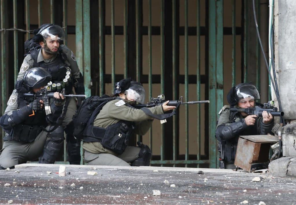 قوات الاحتلال تعتقل ستة فلسطينيين في الخليل