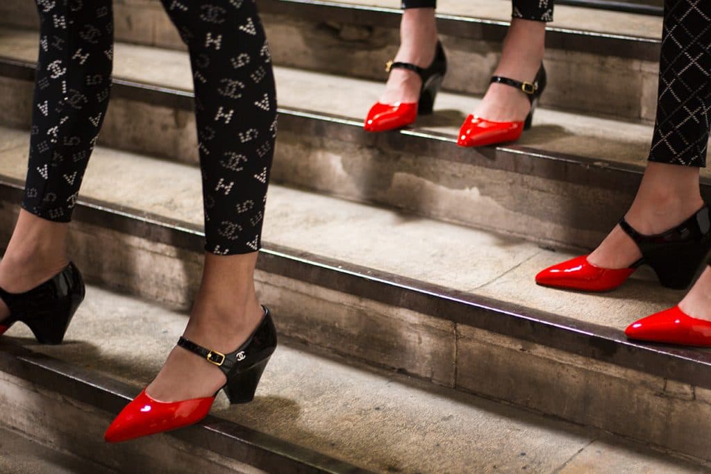 إليكِ قمة أناقة الأحذية: two-tone pump من شانيل