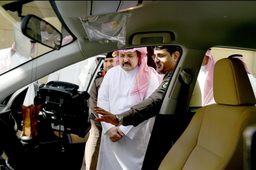 محافظ جدة يطّلع على نظام الرصد الآلي للمخالفات المرورية