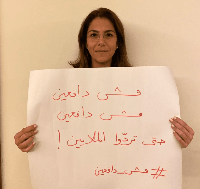 لبنان: حملة عصيان مدني لتصعيد الاحتجاجات: “مش دافعين”