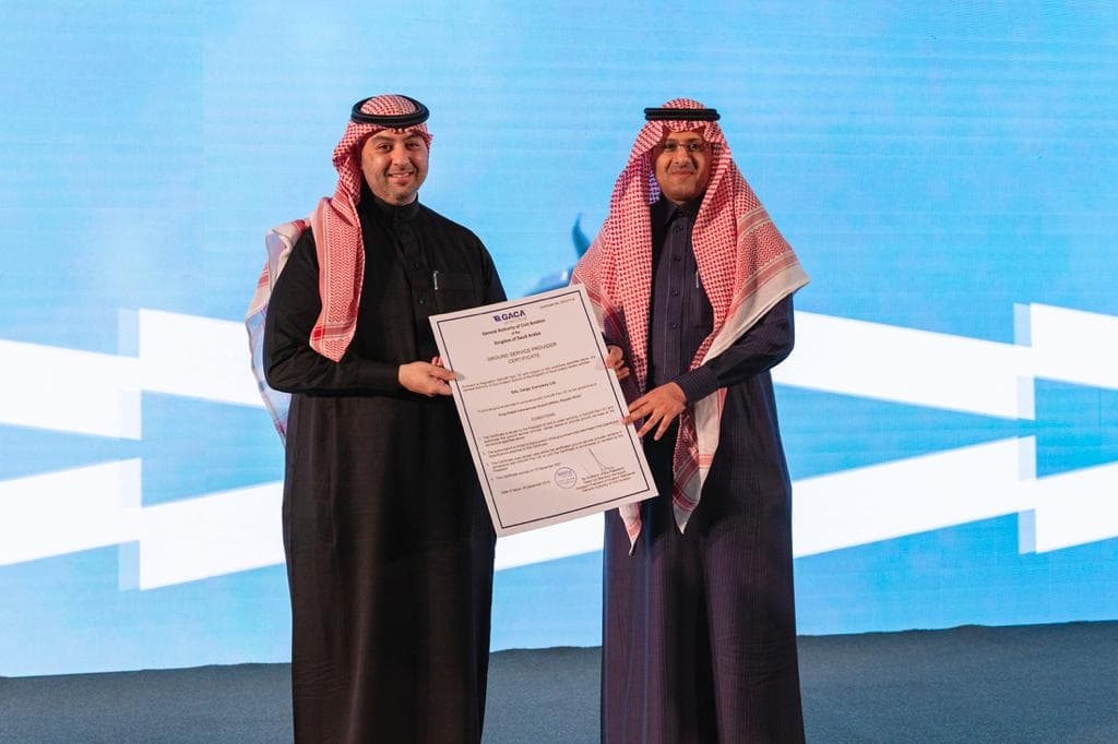 رئيس الطيران المدني يُسلم الرخصة التشغيلية لشركة “سال”