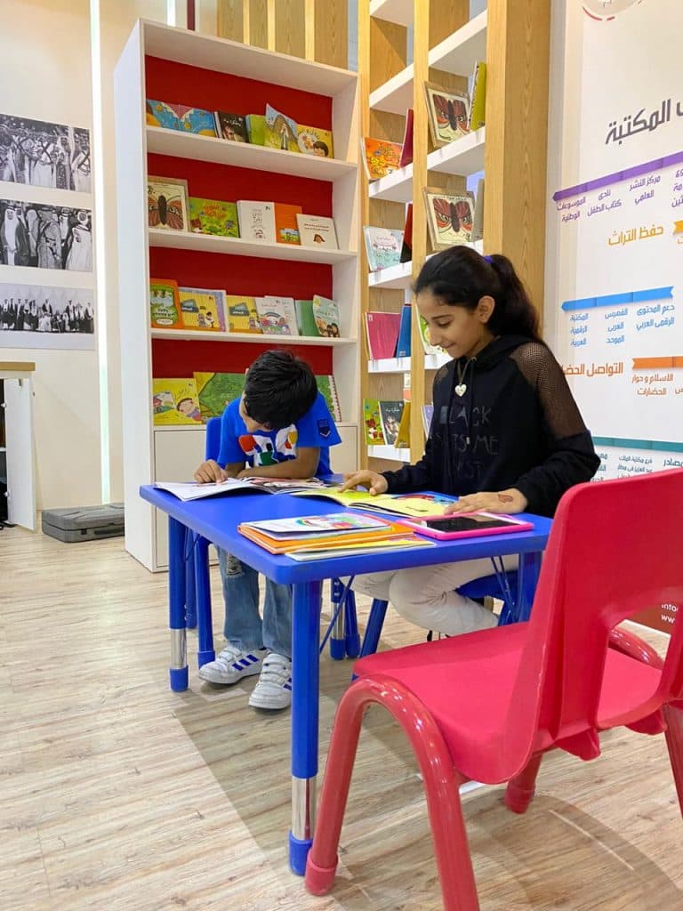 جناح مكتبة المؤسس يحظى باهتمام زوار معرض جدة الدولي للكتاب