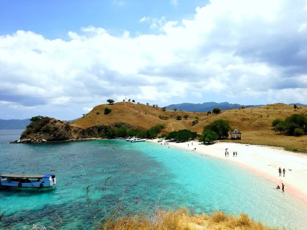 komodo-island-pink-beach-indonesia-2-1024×768
