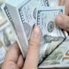 الدولار يواصل التراجع أمام العملات الرئيسة