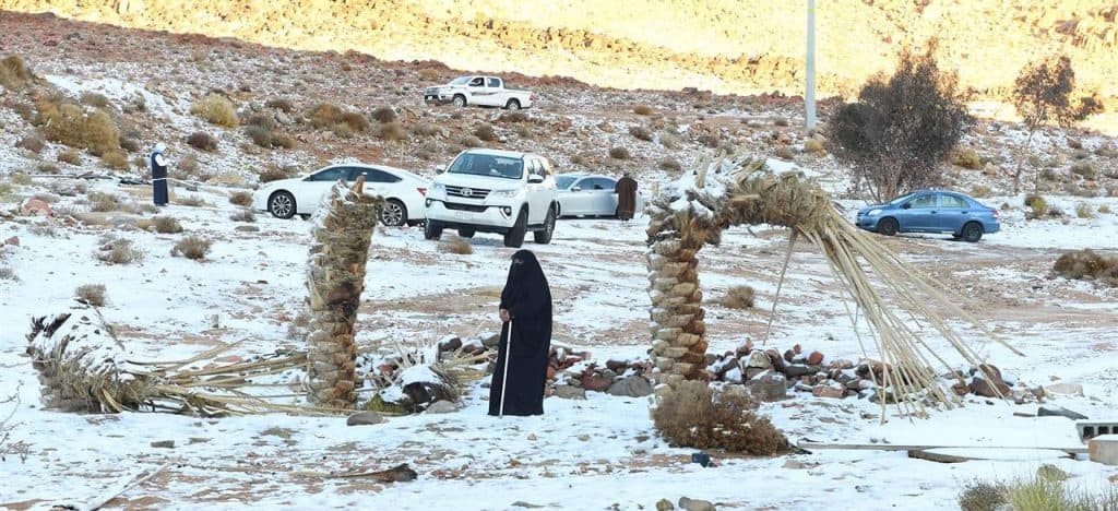 الثلوج تتساقط على قمم جبال اللوز بنيوم