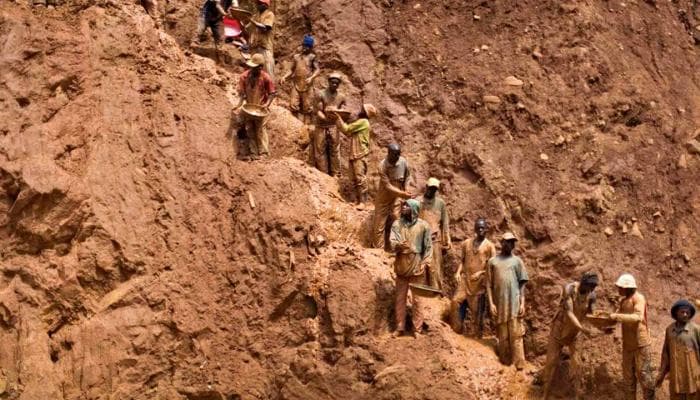 زيمبابوي تنبش الأرض بحثا عن انتعاش اقتصادي