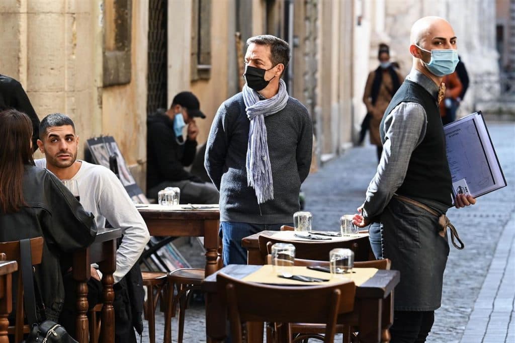 الغضب يتصاعد في إيطاليا وأنحاء أوروبا إزاء تدابير مكافحة كوفيد-19