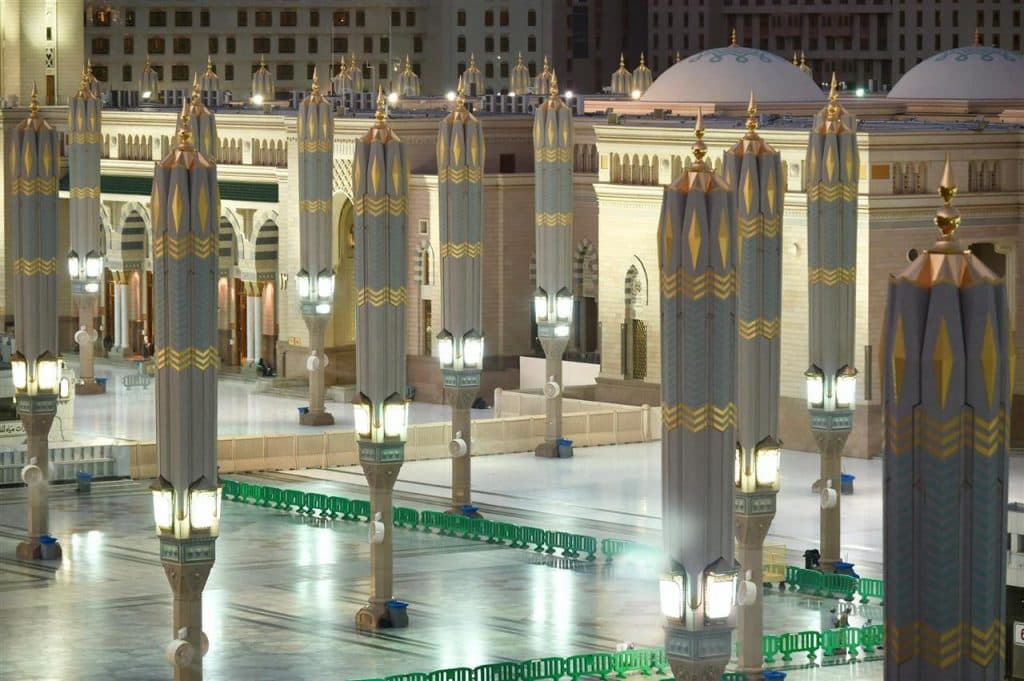 الإنارة تشعّ أضوائها في المسجد النبوي