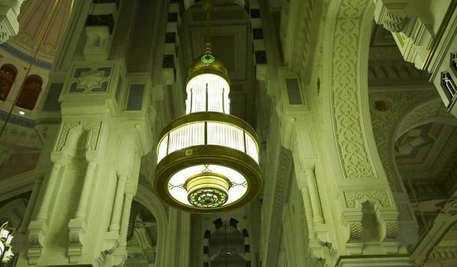 الإنارة في أرجاء المسجد الحرام