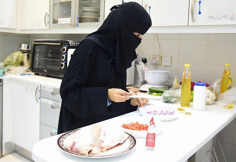 أماني تتحدى إعاقتها وتتفوق أكاديمياً وتحترف الطبخ المنزلي