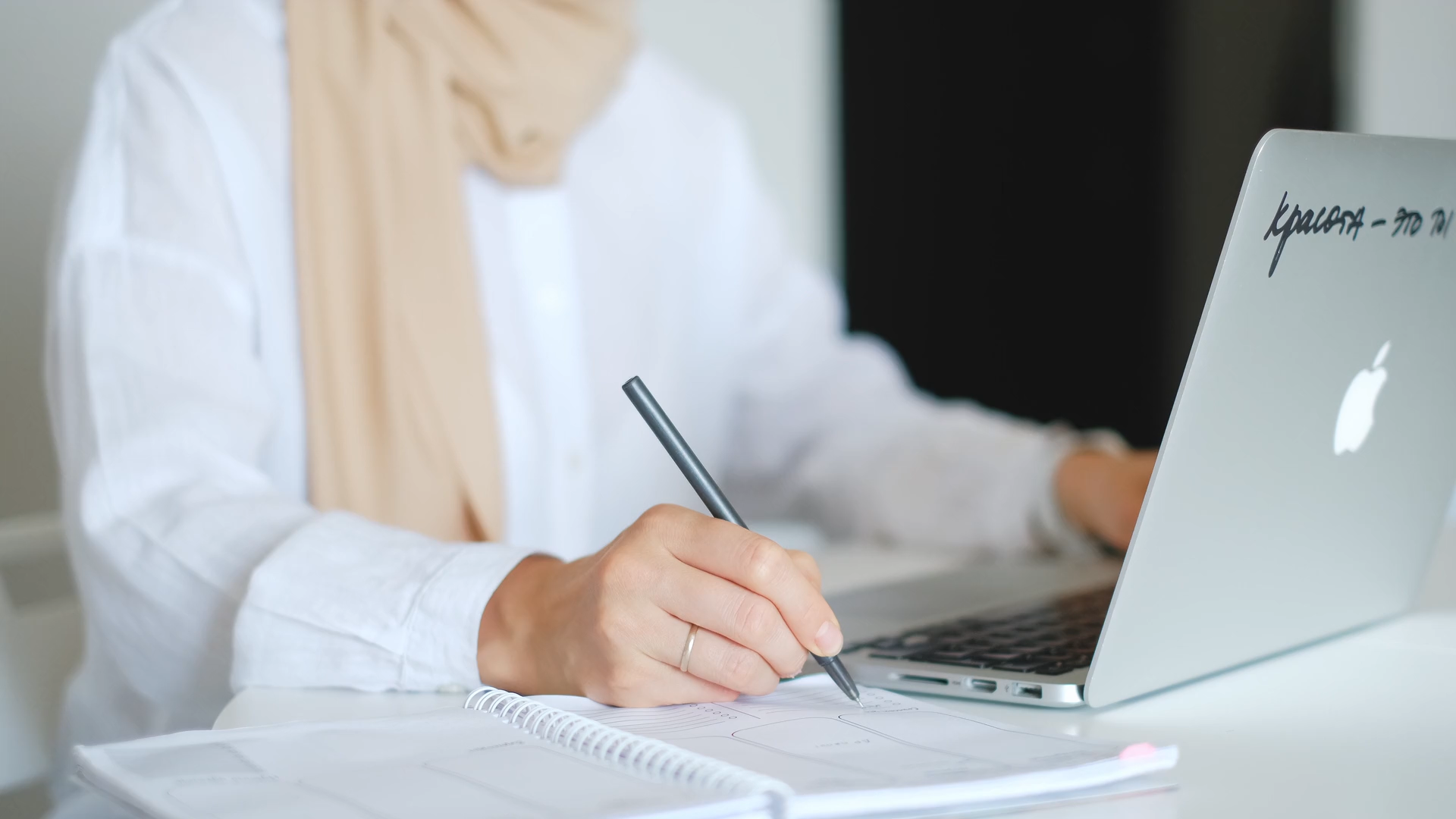 الجلوس بوضعية مستقيمة يحسن المزاج