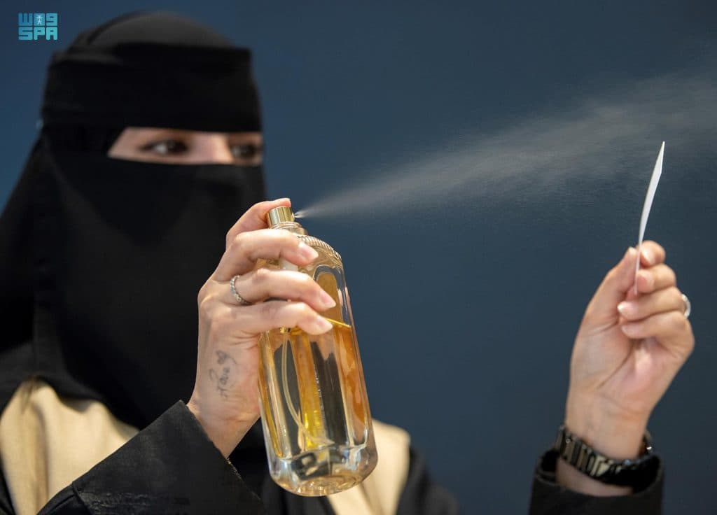 معرض العطور” يستقطب المهتمين لخوض التجربة